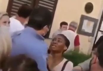 Salvini aggredito a Firenze: ragazza strappa camicia e rosario VIDEO