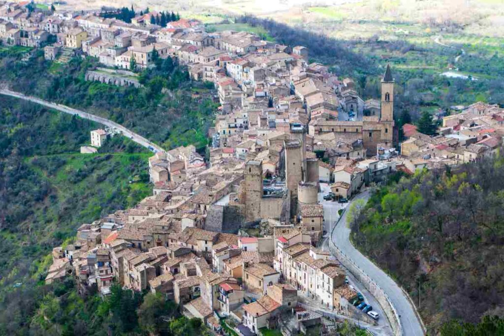 Il borgo di Pacentro visto dall'alto