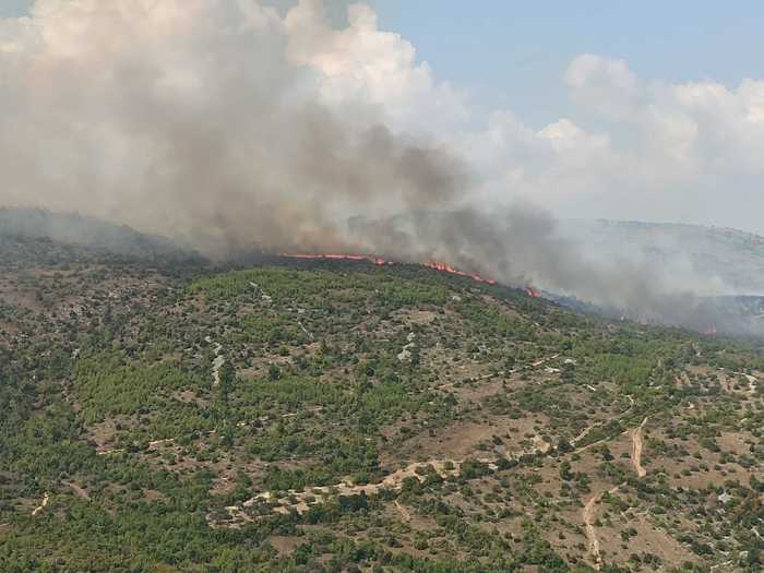 Fiamme da 3 giorni tra Bussi e Collepietro: bruciati 270 ettari di bosco