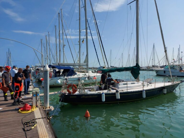 Giulianova, barca a vela rischia di affondare al porto FOTO