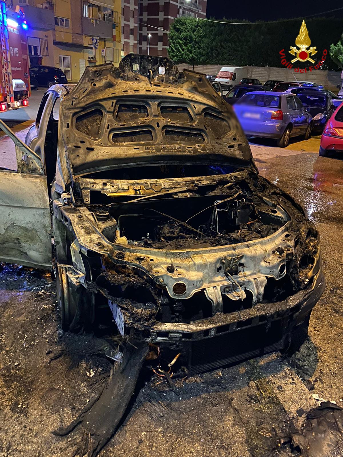 Pescara: 2 auto bruciate al Ferro di Cavallo-FOTO