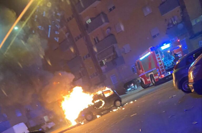 Pescara: 2 auto bruciate al Ferro di Cavallo-FOTO