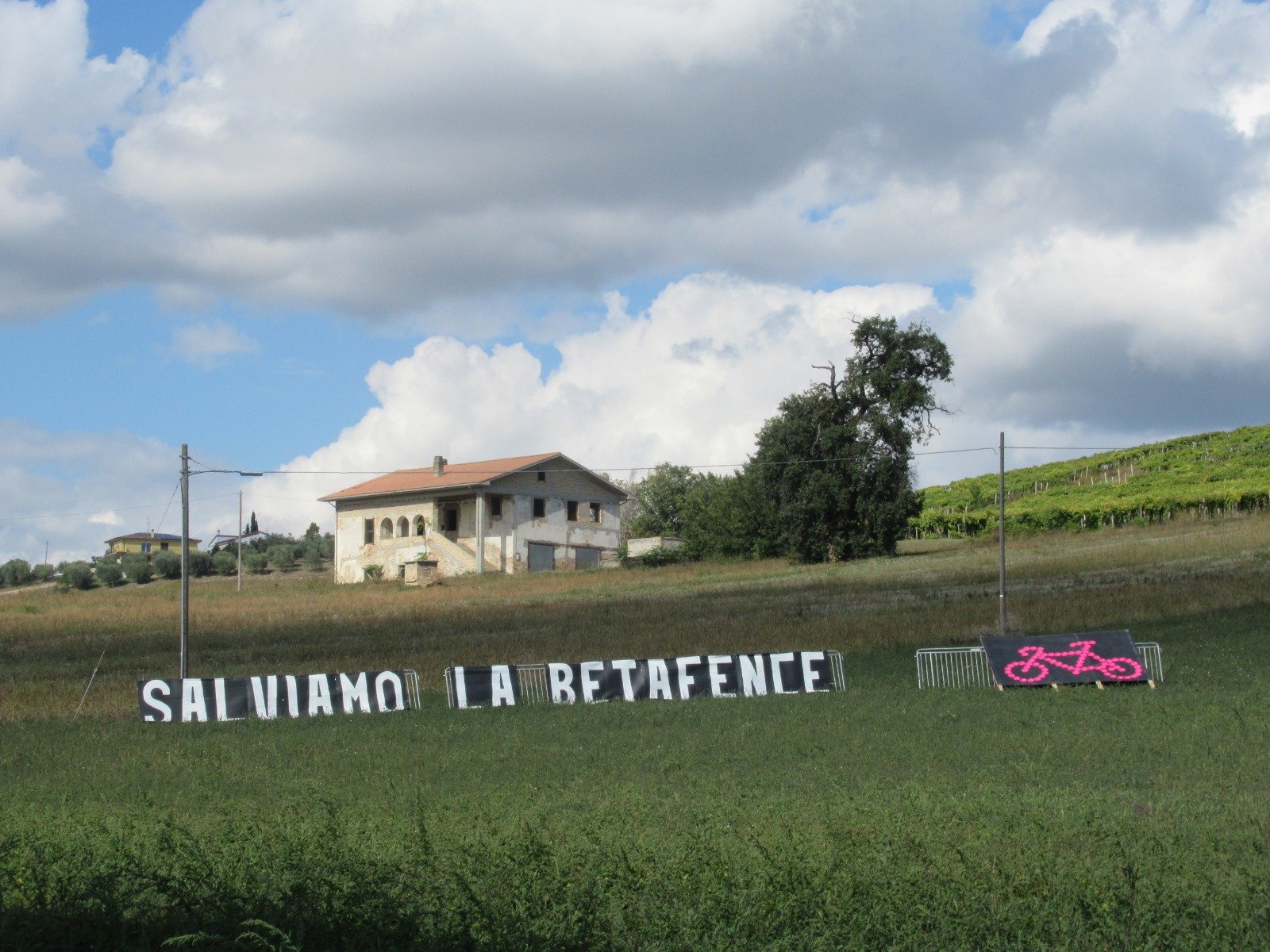 Salviamo la Betafence: i cartelli degli operai per il passaggio del Giro d’Italia FOTO