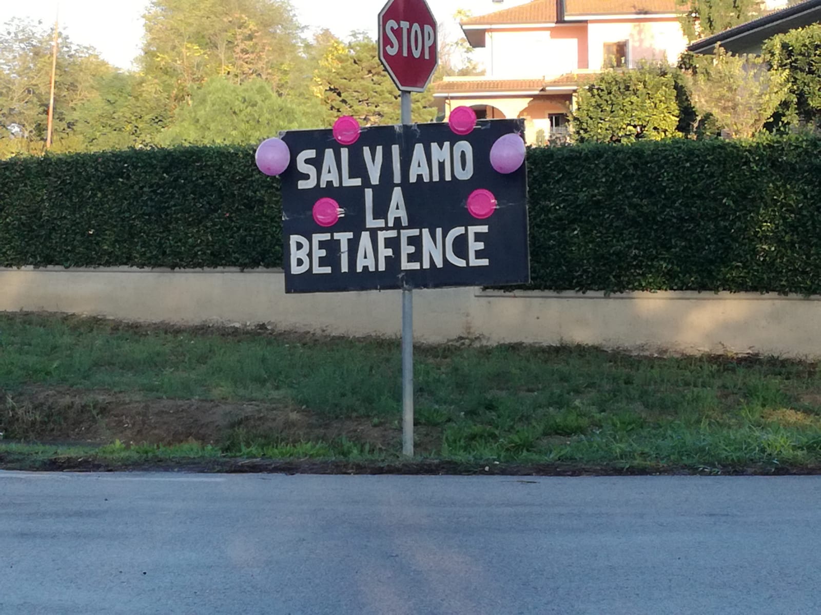 Salviamo la Betafence: i cartelli degli operai per il passaggio del Giro d’Italia FOTO
