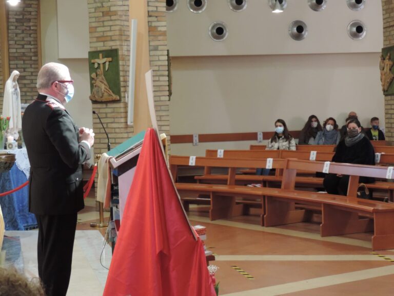 Truffe agli anziani: nelle chiese i carabinieri informano i fedeli FOTO
