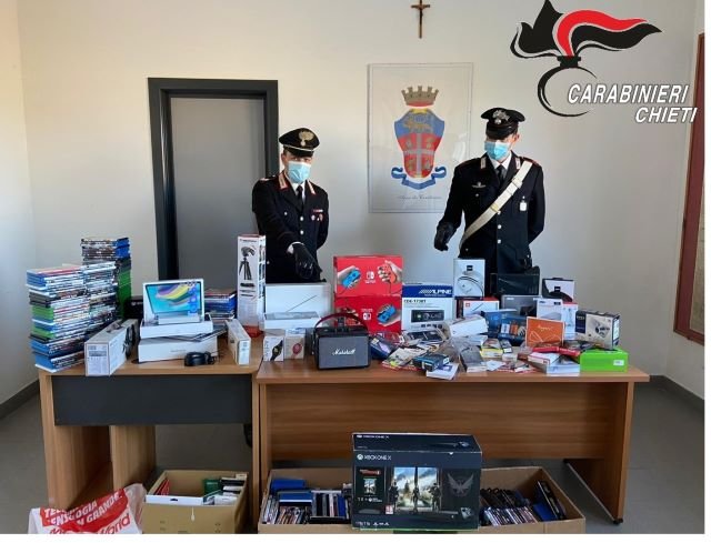 Chieti Scalo, sorpreso a rubare gli perquisiscono casa e trovano 100 mila euro di refurtiva: arrestato dai Carabinieri