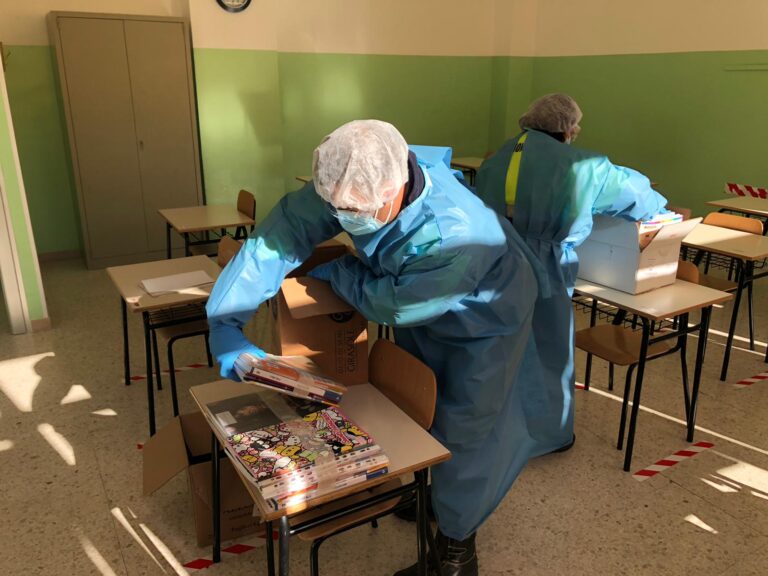 Covid, alunni a casa a Castelli: protezione civile consegna materiale didattico FOTO