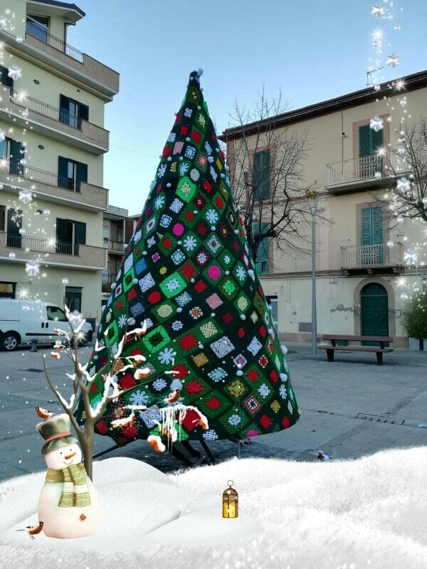 Roseto, accensione dell’albero di Natale in piazza della Libertà senza assembramenti