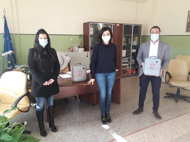 Giulianova, consegnati 4 defibrillatori nelle scuole