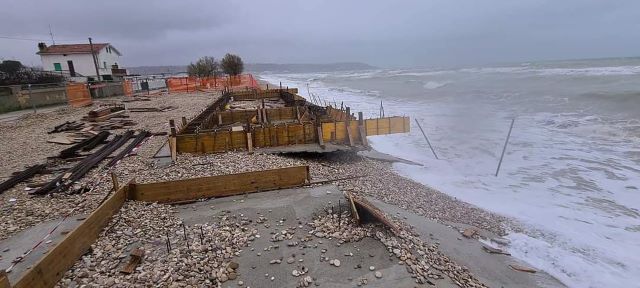 Fossacesia, Tu Vi.V.A: ‘Il mare inizia la demolizione del cemento del cantiere’ VIDEO