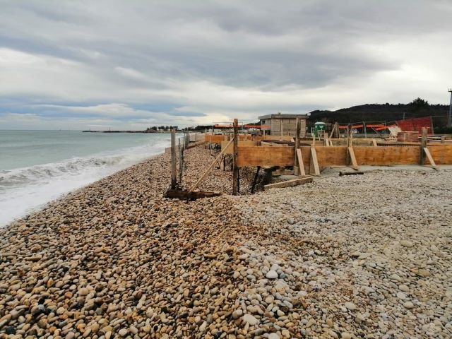 Coordinamento Tu Vi.V.A: ‘Cemento sulla spiaggia a Fossacesia a pochi metri dal mare, le immagini che indignano il web’