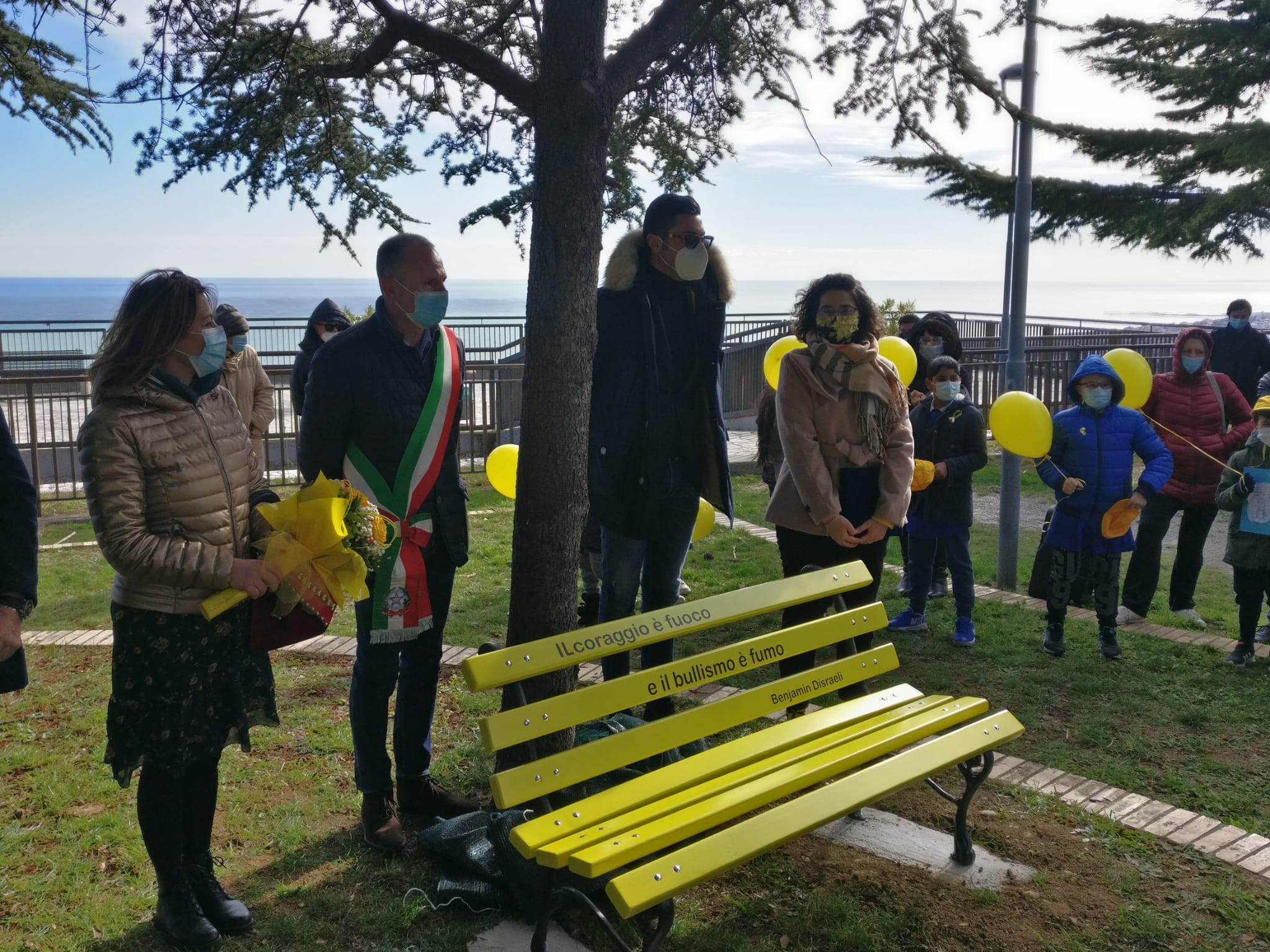 Tortoreto, bullismo: la “nuova” panchina gialla trova spazio nel giardino FOTO