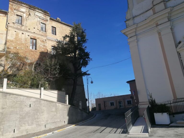 Sant’Omero, palazzo pericolante nel centro storico: chiesto l’intervento FOTO