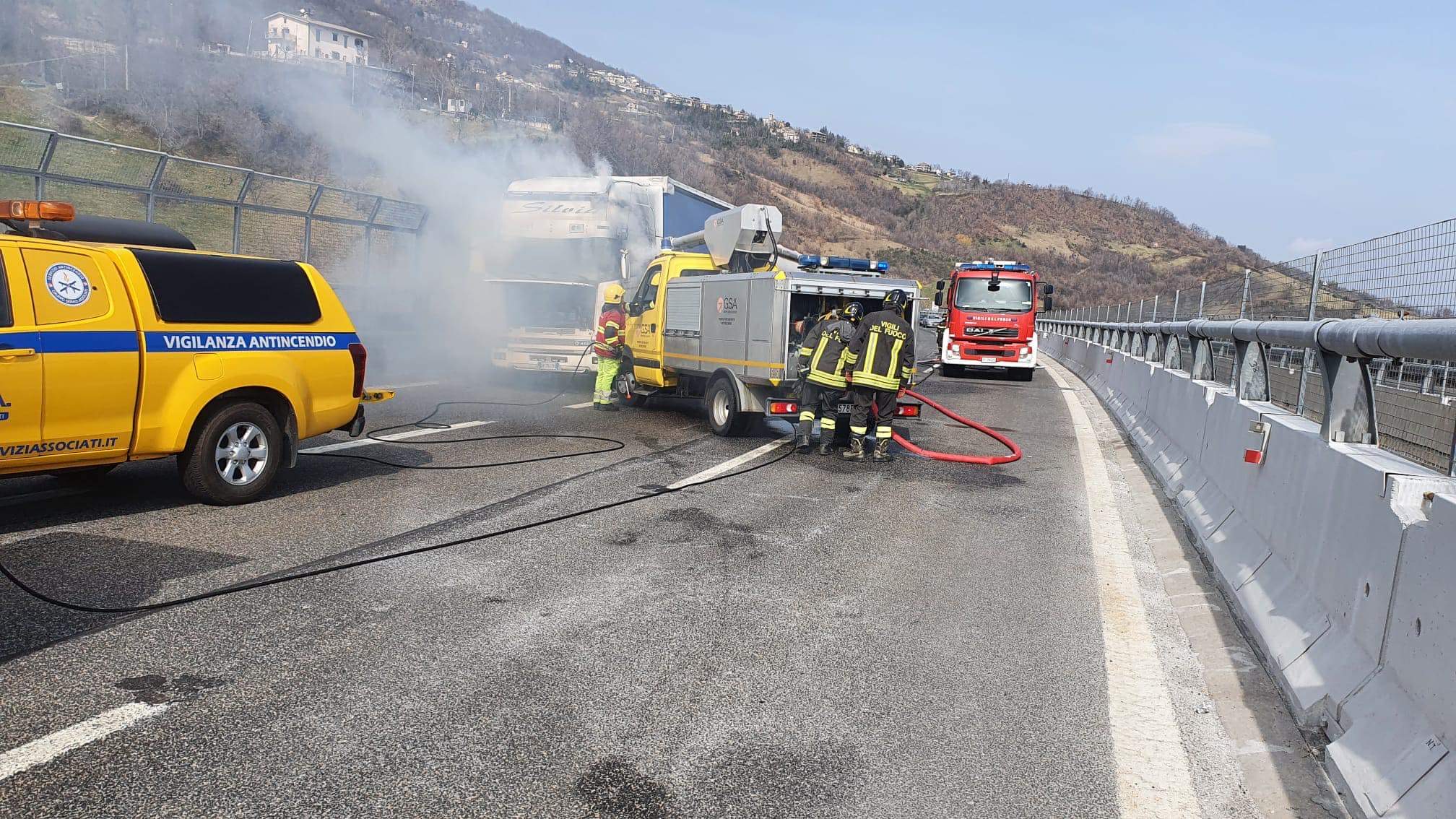Camion a fuoco vicino Colledara, A24 chiusa al traffico FOTO