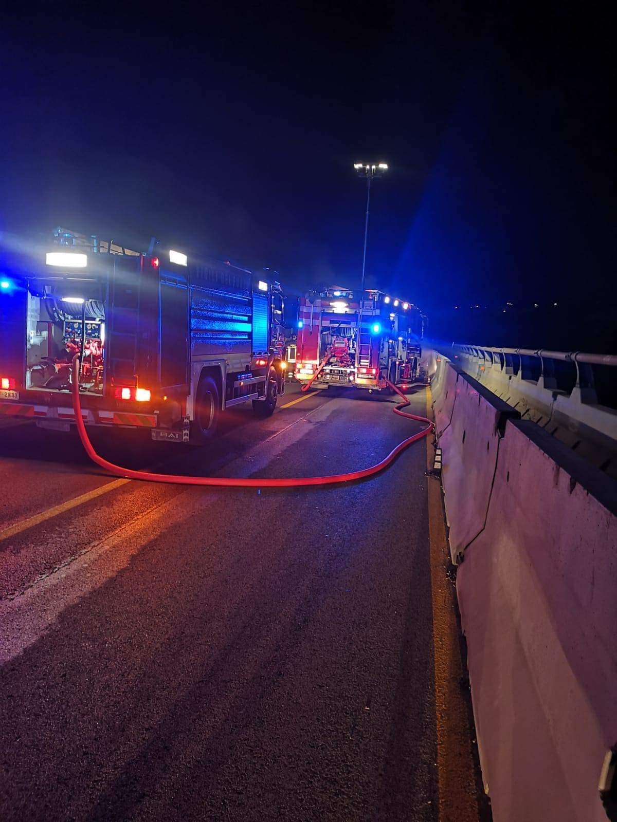 A14, veicolo in fiamme: le immagini dei vigili del fuoco FOTO VIDEO