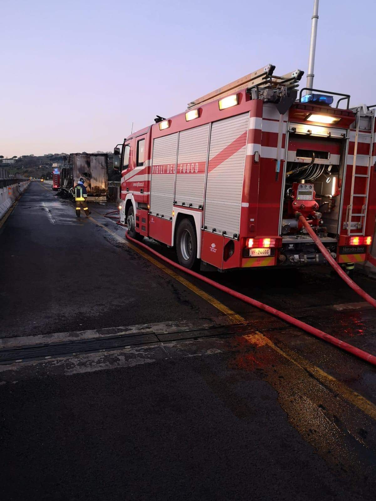 A14, veicolo in fiamme: le immagini dei vigili del fuoco FOTO VIDEO