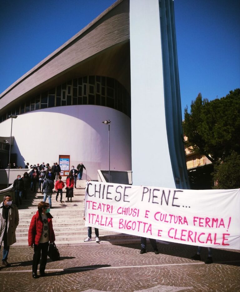 Giulianova, striscione di protesta all’uscita della Messa di Pasqua