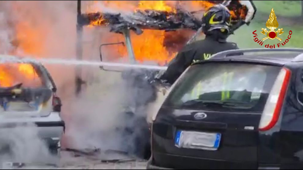 Montesilvano, a fuoco un'auto e un furgone: dentro 2 bombole di gas-FOTO