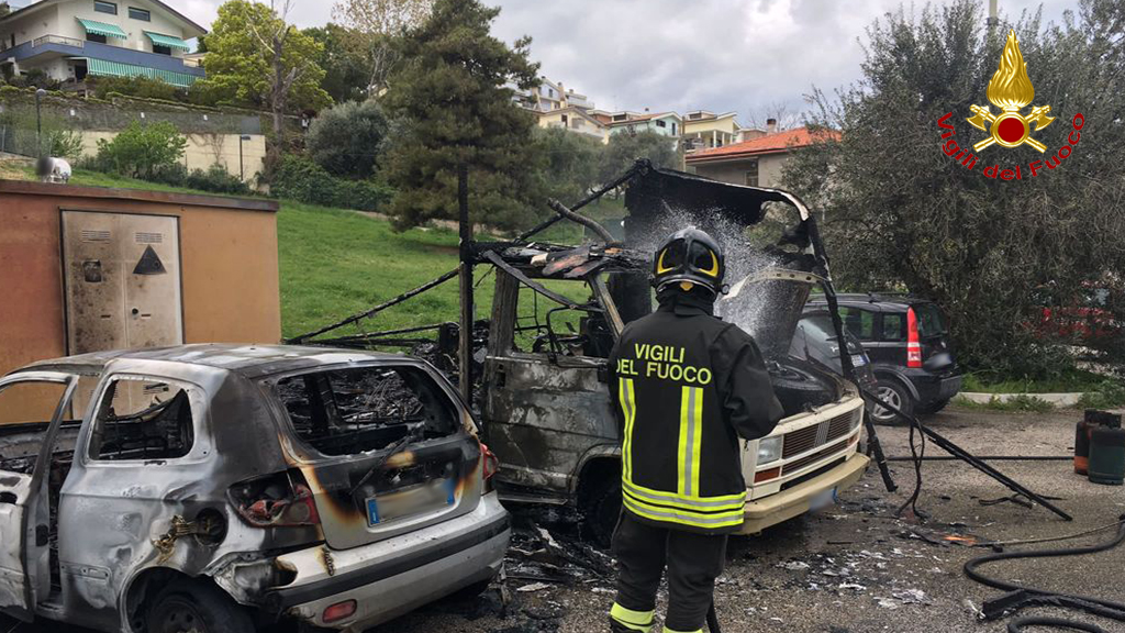 Montesilvano, a fuoco un'auto e un furgone: dentro 2 bombole di gas-FOTO