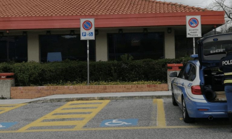 Teramano occupa abusivamente parcheggio per disabili ed insulta la polizia