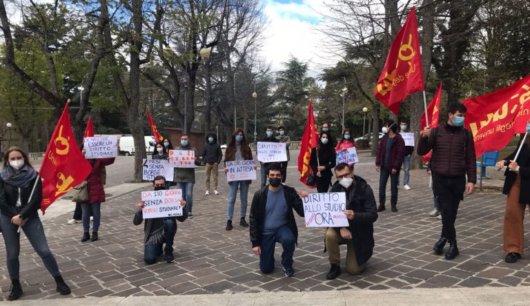 Borse di studio, la protesta in piazza degli studenti abruzzesi