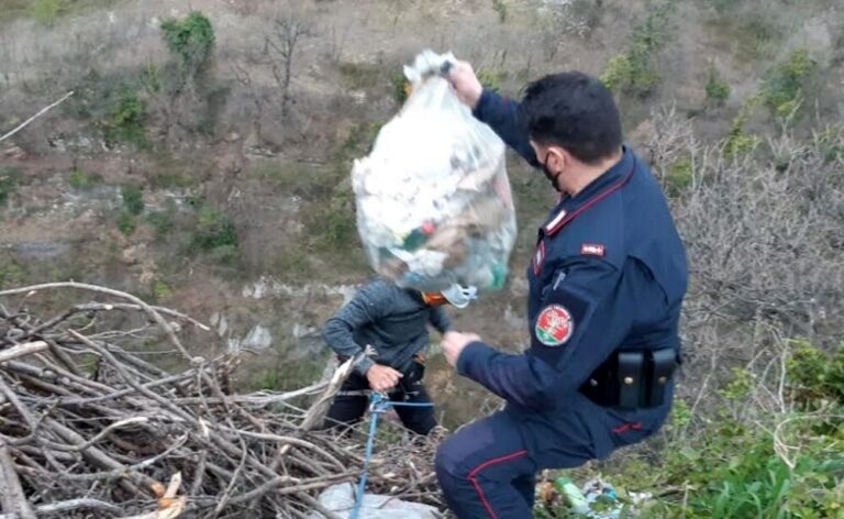 Roccamorice, getta 15 sacchi di rifiuti nel dirupo: incastrato dalla telecamera