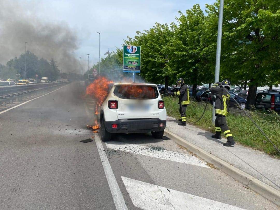 Mosciano, auto a fuoco: uomo di Pineto in salvo FOTO