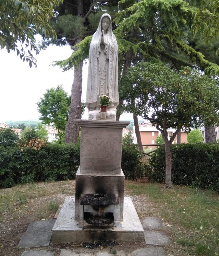 Nereto, vandali nel giardino della chiesa: tentano di dare fuoco alla statua