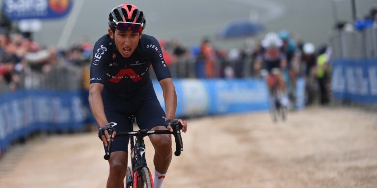 Giro d’Italia, tappa e maglia per Bernal sullo sterrato di Campo Felice: secondo posto per Ciccone