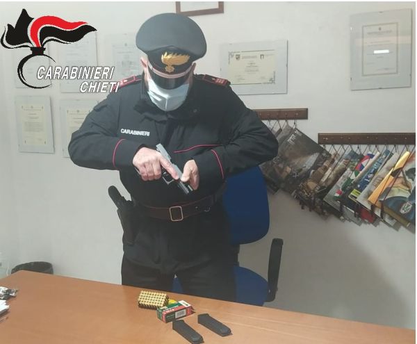 Casalincontrada, custodisce una pistola in un cassetto: denunciato dai Carabinieri