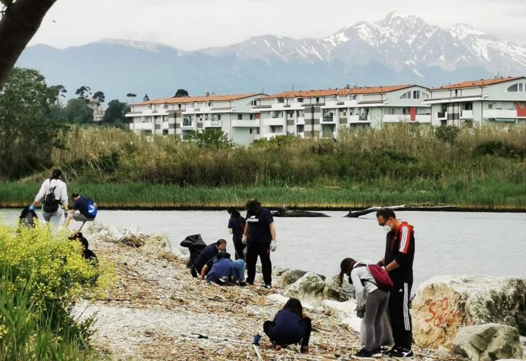 Montesilvano, Plastic Free: più di 100 volontari per ripulire la foce del Saline