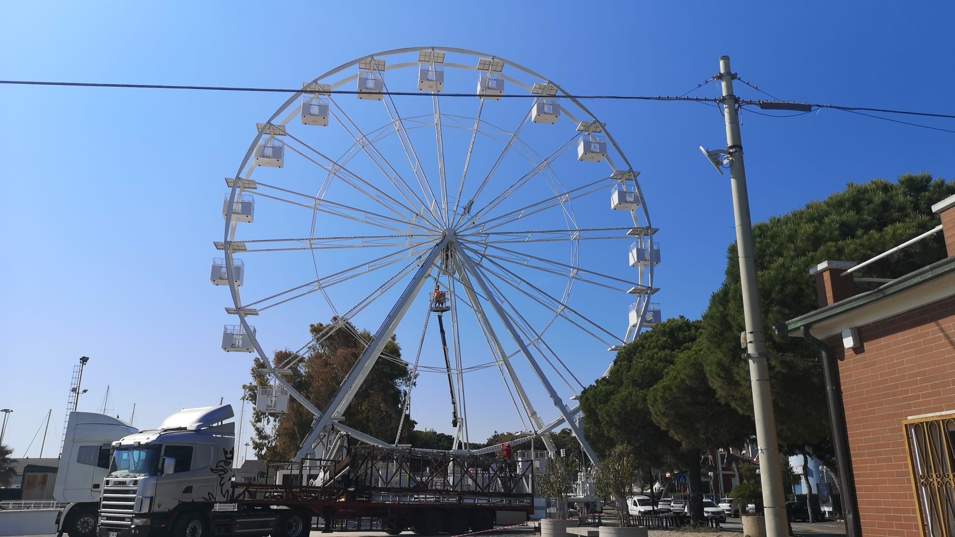 Giulianova La Citt Si Colora Con Gli Ombrelli Nelle Vie Del Lido