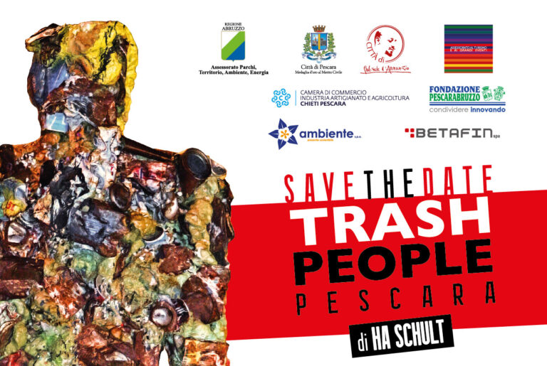 Pescara, statue di rifiuti invadono piazza Salotto