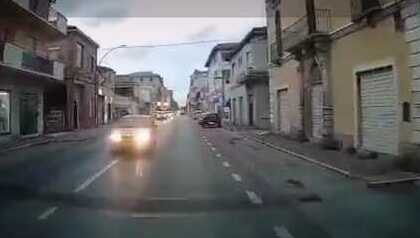 Giulianova, auto fa zig zag per la statale e causa incidente FOTO