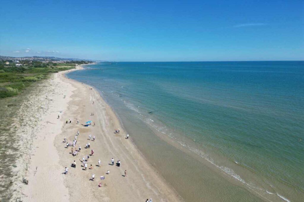 la costa con la spiaggia e il mare della riserva del Borsacchio