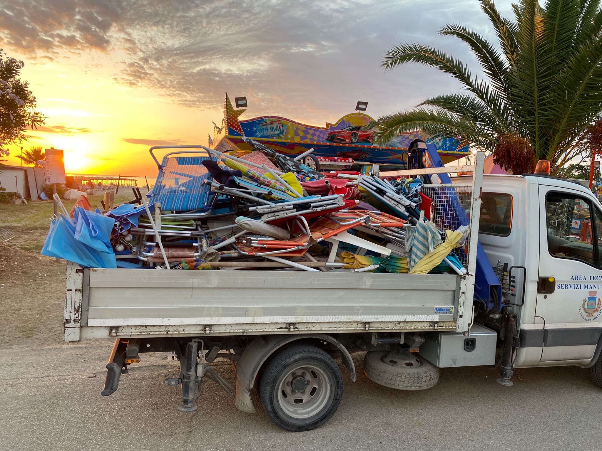 Alba Adriatica, ombrelloni sulla spiagge libere dopo il tramonto: scattano i primi sequestri FOTO