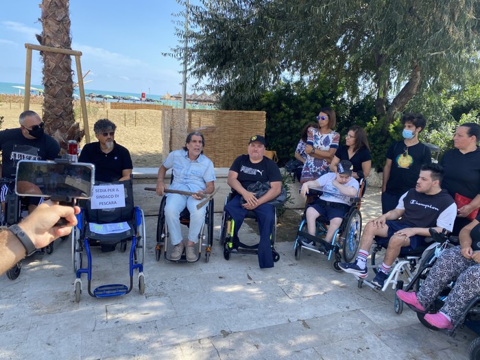 Pescara, protestano i disabili: “L’Ecospiaggia viola i diritti umani”