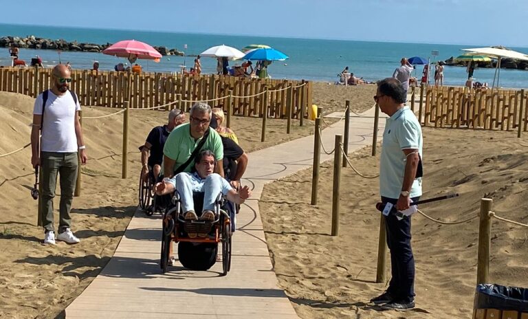 Pescara, Ecospiaggia: i disabili dimostrano al Comune la scarsa accessibilità