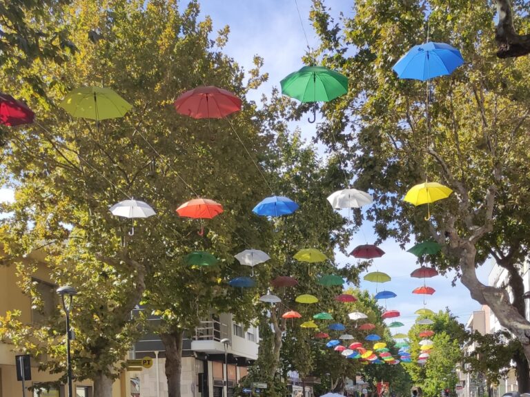 Giulianova, ombrellini colorati a disposizione dei cittadini