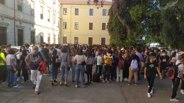 Chieti, sciopero studenti del Liceo Scientifico: disagi per orari
