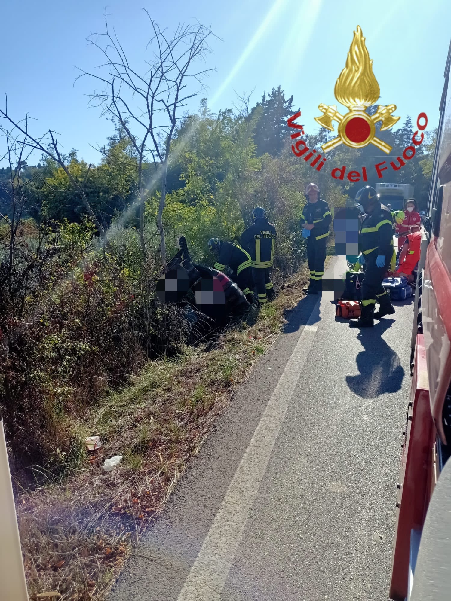 Pescara, auto fuori strada a Moscufo: conducente estratto dai vigili del fuoco