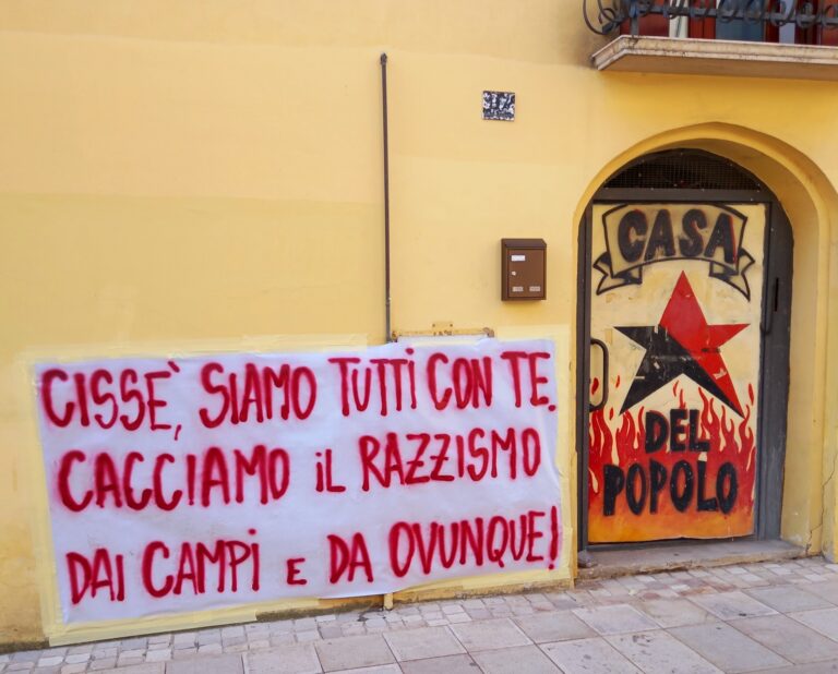 Giulianova, striscione di solidarietà per Cissè: espulso e vittima di razzismo nel match di Casalbordino
