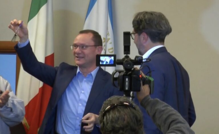 Roseto, il nuovo sindaco Mario Nugnes riceve dal suo predecessore le chiavi del Municipio. “Sarò il sindaco di tutti” NOSTRO SERVIZIO