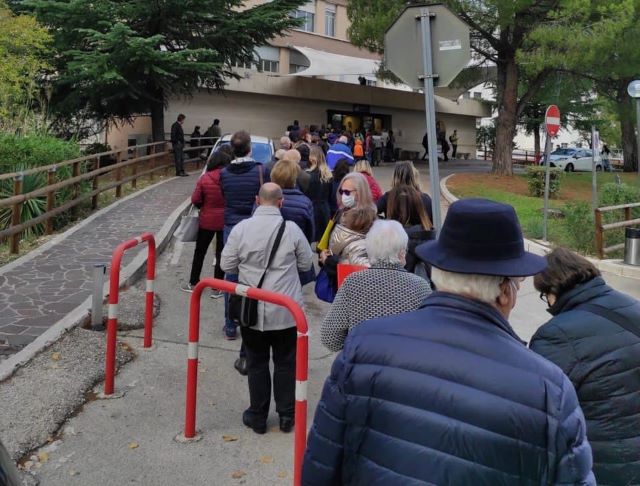 Ospedale di Chieti, Marcozzi: ‘Continuano le file chilometriche all’ingresso, situazione indegna’