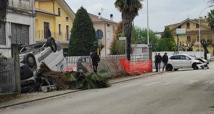 Sant’Egidio, furgone si ribalta dopo l’incidente in centro FOTO