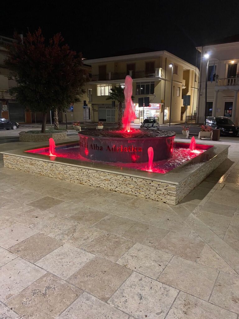 Alba Adriatica, 25 novembre: le fontane si colorano di rosso FOTO