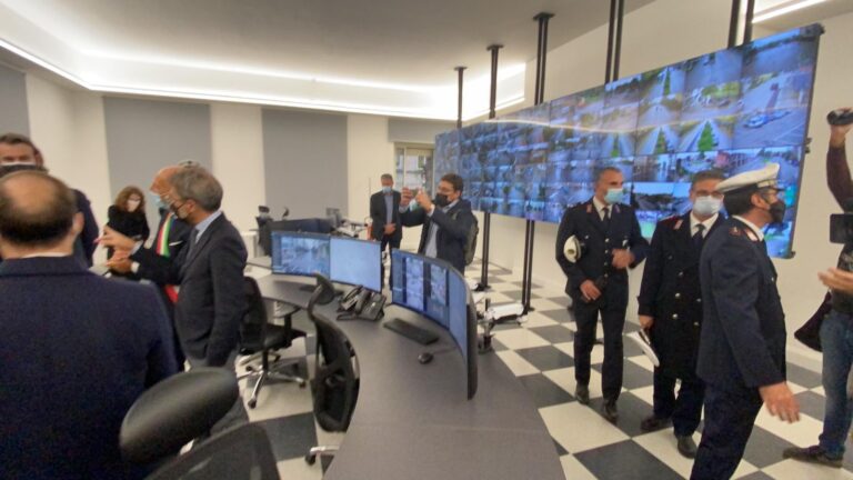 Pescara, Molteni inaugura la control room: 332 telecamere a guardia della città