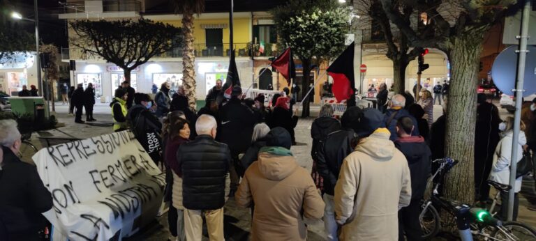 Giulianova, sgombero Campetto Occupato: protesta in Piazza Fosse Ardeatine FOTO/VIDEO