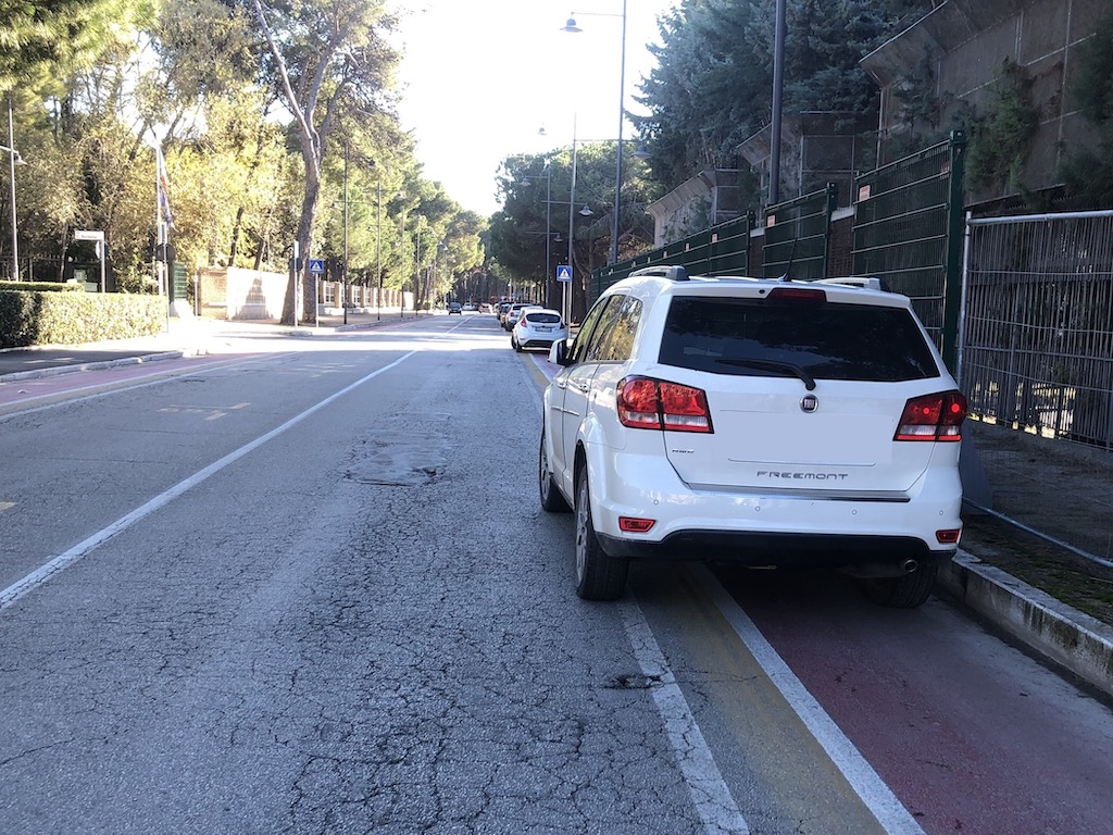 Pescara: "Pista ciclabile usata come parcheggio"-FOTO