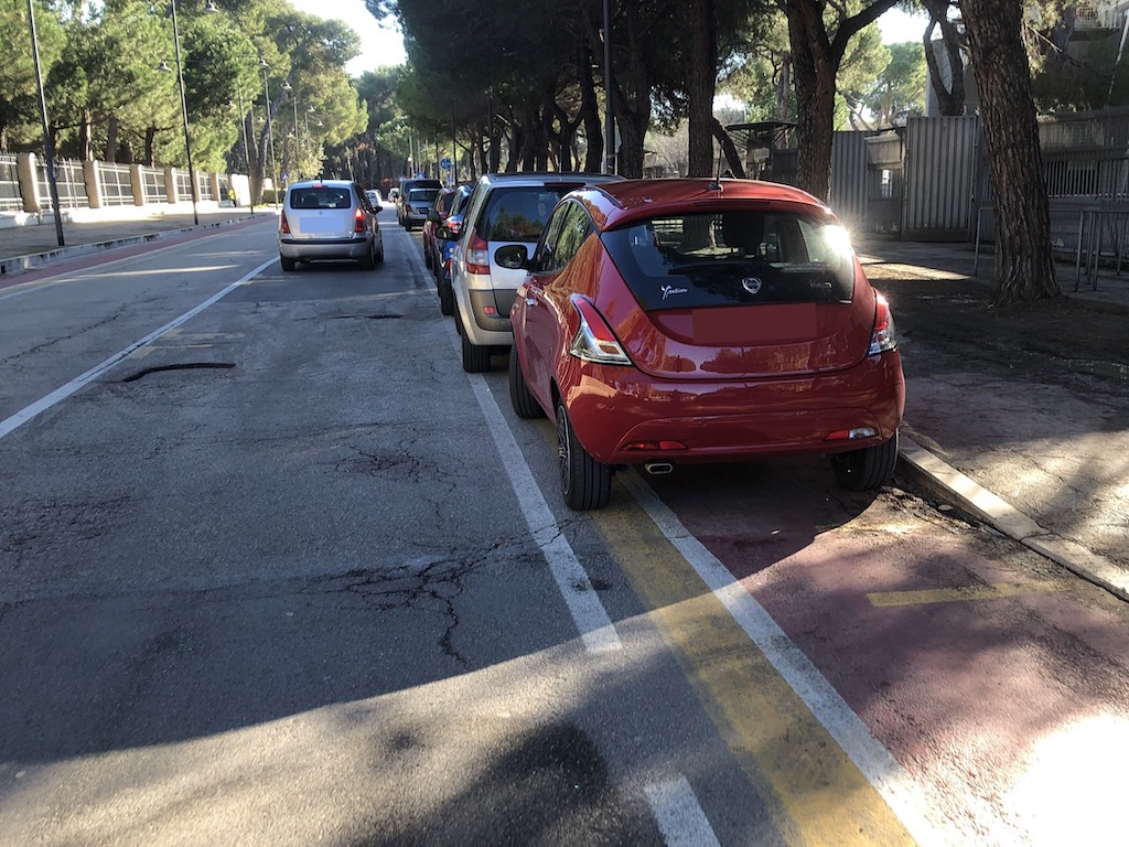 Pescara: "Pista ciclabile usata come parcheggio"-FOTO